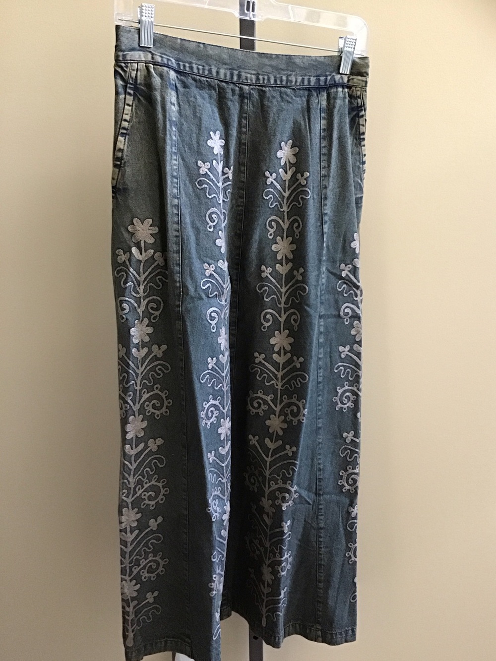 YOUNG THREADS NWT DENIM Skirt Embroidered Patterns Size Med Large